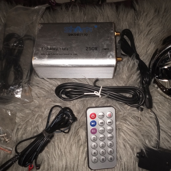 Shark 250watt Bluetooth Audio System Harley - Picture 2 of 4